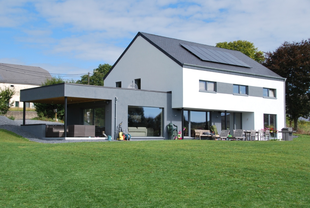 Maison avec crépi de façade gris et blanc